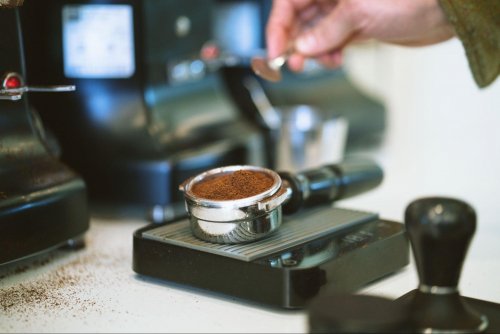 Lavazza maltā kafija pagatavošanas procesā ar profesionālu aprīkojumu