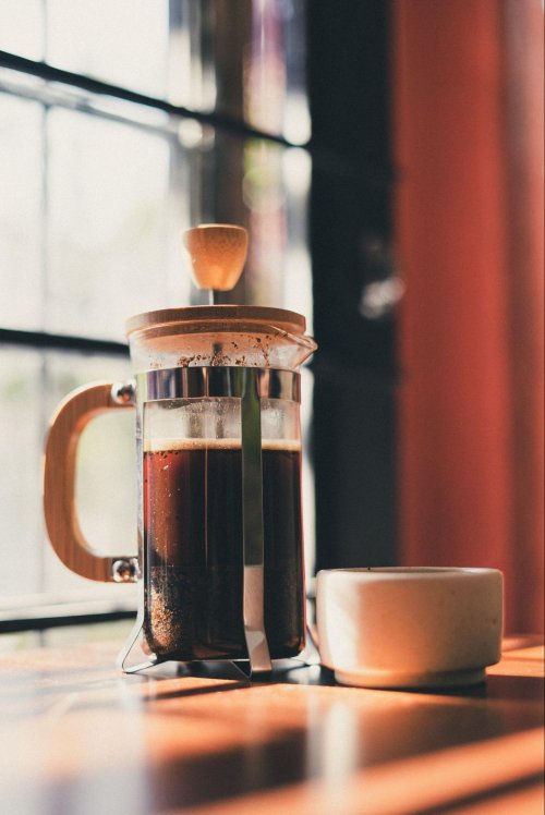 Tradicionālā kafijas nospiedējkrūze - manuālais kafijas automāts 